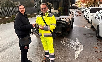 Dimentica il portafoglio sul tettuccio dell'auto perdendolo per strada: glielo riconsegna un operatore ecologico