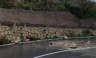 Paura a Enna per la caduta di massi sulla SP 51 "San Calogero": strada chiusa