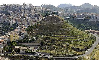 Centuripe, il costone che preoccupa: al via la gara per mettere in sicurezza Monte Calvario