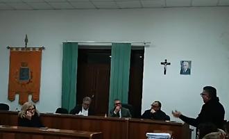 Resta bloccata la mozione di sfiducia al presidente del consiglio, esplode la bagarre: "L'iter &egrave; completo, ma non viene esitata"