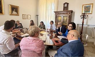 Il doppio binario di Palazzo di citt&agrave;: indennit&agrave; in salita per la politica, mentre per altri il conto rimane a zero