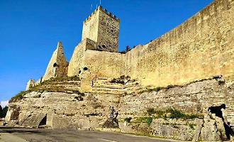 Caduta massi al Castello di Lombardia: strada chiusa e accesso consentito al maniero e alla Rocca di Cerere