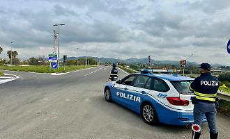 La macchina ha un guasto sulla A19 in territorio di Enna, interviene la PolStrada e per l'automobilista sono grattacapi