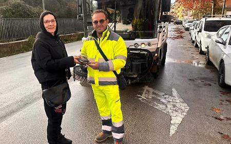 Dimentica il portafoglio sul tettuccio dell'auto perdendolo per strada: glielo riconsegna un operatore ecologico