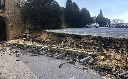 Cede il muretto del cimitero di Enna in piazzale Di Dio: e i tempi per il ripristino si allungano