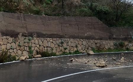 Paura a Enna per la caduta di massi sulla SP 51 "San Calogero": strada chiusa