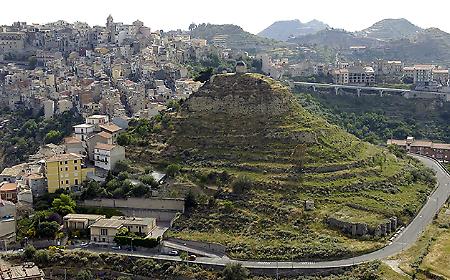 Centuripe, il costone che preoccupa: al via la gara per mettere in sicurezza Monte Calvario