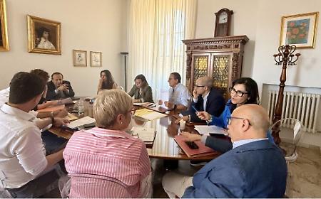 Il doppio binario di Palazzo di citt&agrave;: indennit&agrave; in salita per la politica, mentre per altri il conto rimane a zero