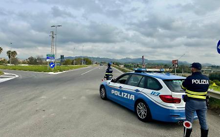 La macchina ha un guasto sulla A19 in territorio di Enna, interviene la PolStrada e per l'automobilista sono grattacapi