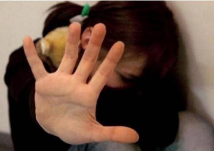 Fuggì dalle violenze dell'ex  lasciando la figlia con il "mostro".  Assolta la madre 