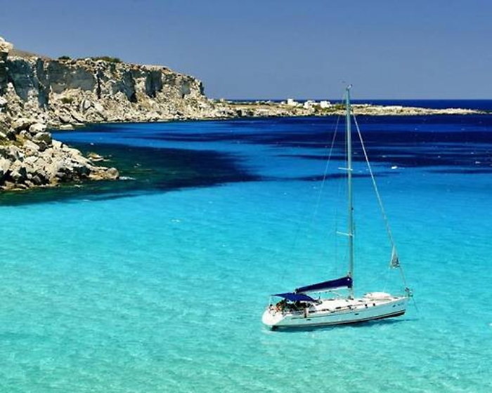 Yacht di 15 metri affonda al largo di Favignana: salvi i 7 che erano sullo scafo,  cinque adulti e due minori