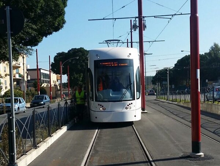 Palermo, danneggia pulsantiera del tram, arrestato