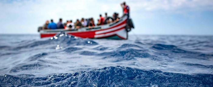 Migranti si gettano in mare per raggiungere la riva, 4 dispersi a Marettimo