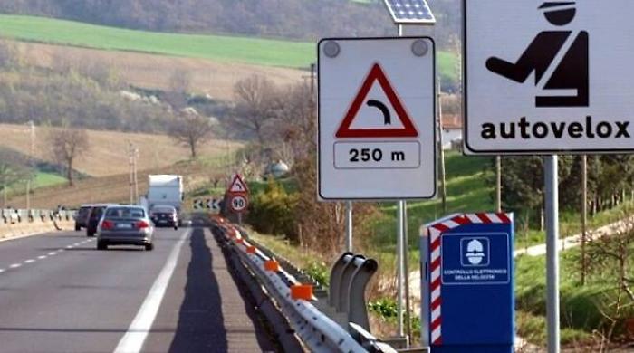 Da Pasquetta autovelox attivi: settimana di controlli su A18 e A20, multe fino a 3.000 euro