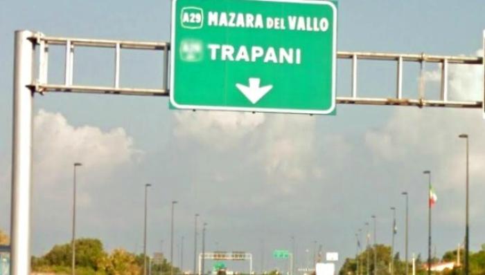 Fuoristrada invade corsia opposta sulla A29: 4 feriti tra cui un bambino