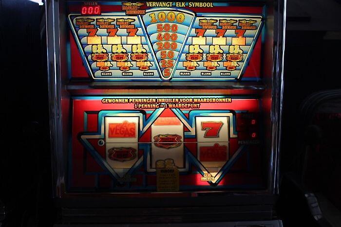 Bandito armato di pistola rapina una sala giochi