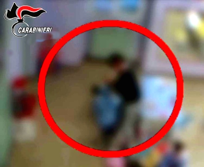 Botte ai bambini dell'asilo nido: tre educatrici sospese. Importanti le registrazioni delle telecamere