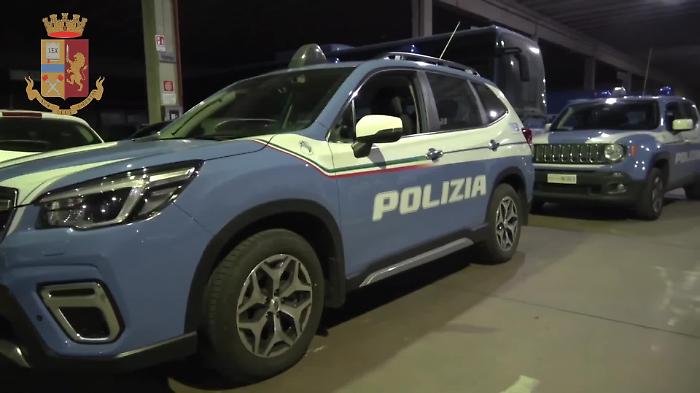 Le Volanti della Polizia sul posto