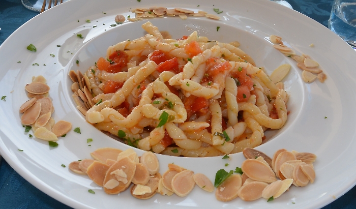 La "busiata" entra nel vocabolario Zingarelli: la pasta trapanese che conquista il mondo (e anche Buckingham Palace)