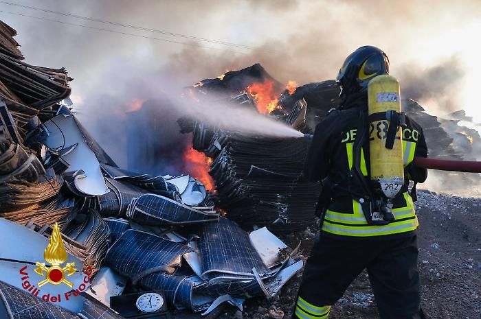 Incendio in una ditta di smaltimento di elettrodomestici nel Catanese: fiamme alte e visibili a distanza,