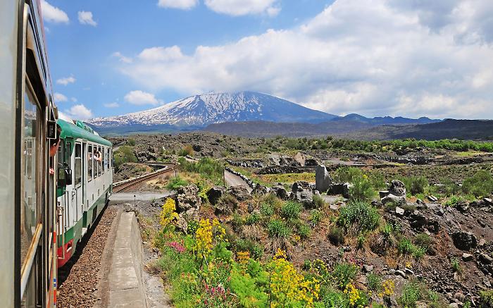 Sicilia Gaia presenta: Il tour lento dell’Etna in Circumetnea da Paternò a Riposto