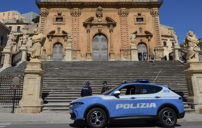 Modica, extracomunitario d&agrave; in escandescenze e importuna i passanti: interviene la polizia