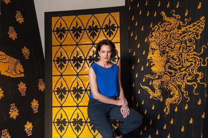 "Luminous Strays":  attraversando luce, assenza e molteplicit&agrave;