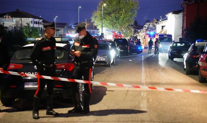 Con il gas fanno saltare in aria la casa durante lo sgombero a Castel d'Azzano: muoiono 3 carabinieri, 13 feriti