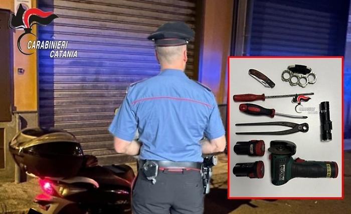 Madre e figlio beccati all'alba  a rubare scooter