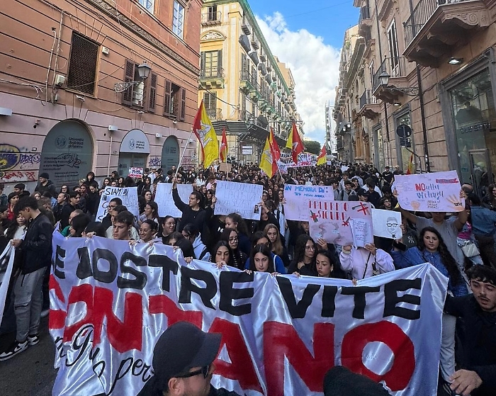 "Le nostre vite contano", studenti in piazza per ricordare Paolo Taormina