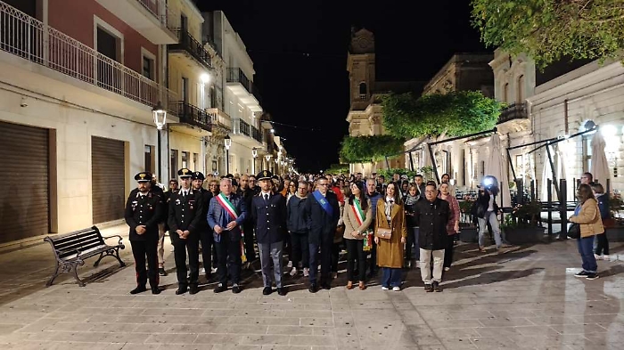 Corteo silenzioso a Canicattini Bagni: la comunità si stringe a Carola contro la violenza di genere