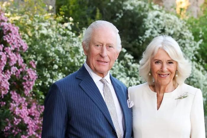 Carlo e Camilla in Vaticano: passaggio trionfale da Via della Conciliazione a Piazza San Pietro