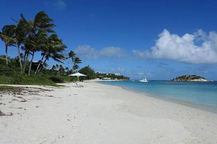 Turista dimenticata su un'isola durante una crociera. Trovata morta