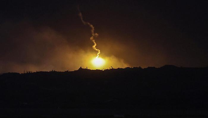 Gaza, dopo una notte di  raid aerei Israele ripristina il cessate il fuoco. L'Idf: «Colpiti 30 terroristi di Hamas»