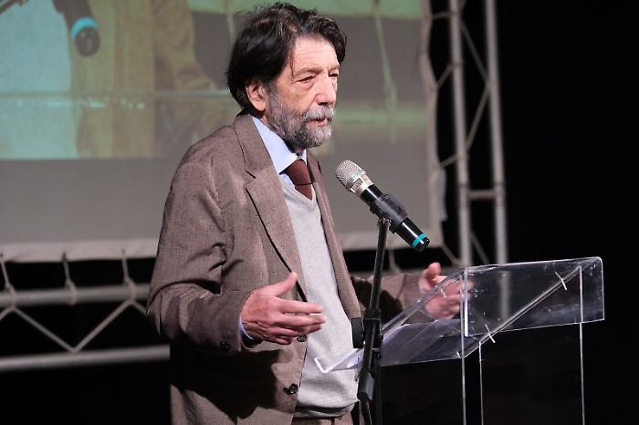 Cacciari: "Riaffermare il pensiero filosofico contro l'IA"