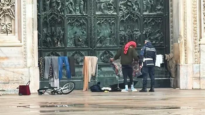 Egiziano stende il bucato sul sagrato del Duomo di Milano: la foto diventa virale nel web