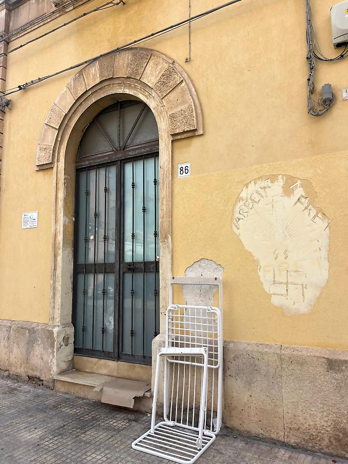 Scritte fasciste sulla Circoscrizione Santa Lucia: «Atto di barbarie civile»