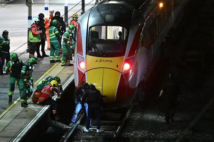 Assalto a treno in Gran Bretagna, la polizia evoca "attacco terroristico" ma poi parla di "incidente grave"