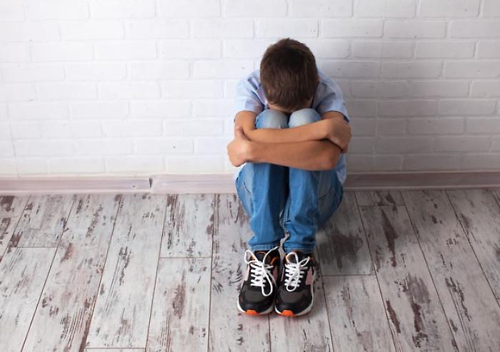 Ragazzino sequestrato, torturato e abusato da una baby gang nella notte di Halloween: Moncalieri sotto choc