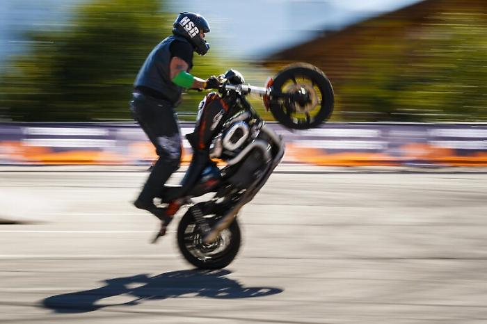 Catania, sui social dispensano (stupidi) consigli e pubblicano video di acrobazie e manovre pericolose in moto: multati 