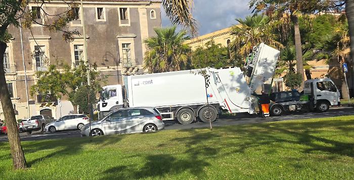 Autocompattatore in piazza dei Martiri