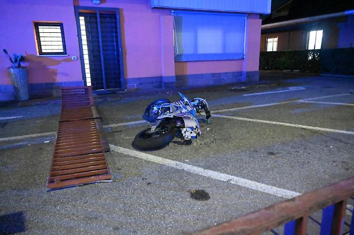 Finisce la sua corsa in moto contro la sbarra di un parcheggio: muore a soli 17 anni