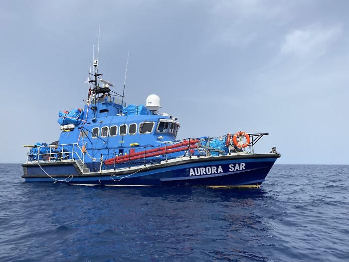 Tre sbarchi a Lampedusa, attracca anche l'Aurora sar