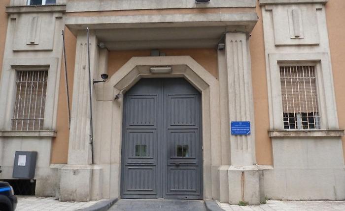 Aggressione shock nella casa circondariale di Enna: agente ferito da un detenuto, vertebra fratturata