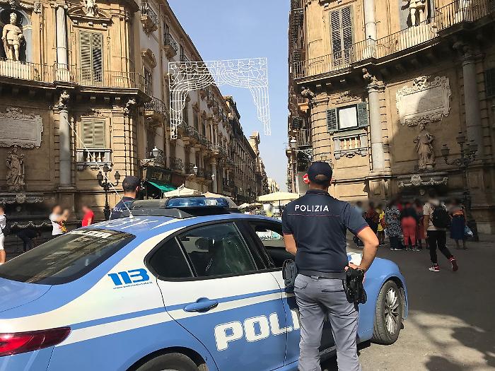 In giro per Palermo con un'ascia: denunciato un 31enne