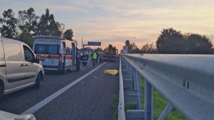 Scende dall'auto in panne e viene investito: 50enne muore nei pressi del casello di San Gregorio sulla A18