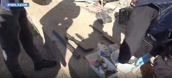 La "fattoria degli orrori": per terrorizzare gli schiavi la lezione con l'uccisione dei cani 