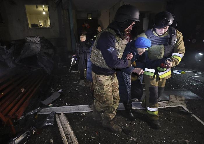 Pesante attacco russo sull'Ucraina, Zelensky su X: «Nove morti a Ternopil». La Romania fa decollare i jet, la Polonia chiude gli aeroporti