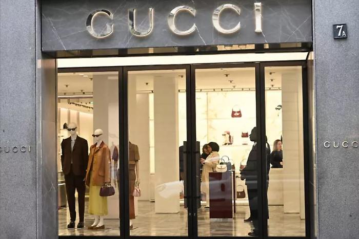 Ladri sfondano la vetrina di Gucci a Palermo: portati via 40mila euro di borse e accessori della nuova collezione