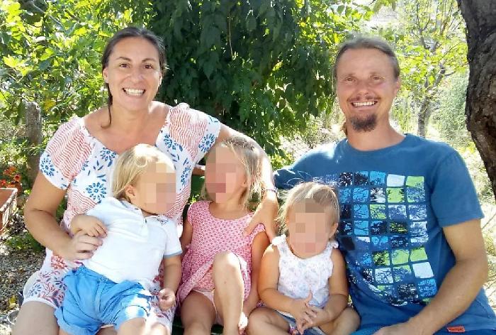 La famiglia che vive nel bosco diventa un caso anche politico: cosa sappiamo di Nathan e Catherine e perché il Tribunale ha tolto loro i bambini